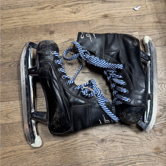 VTG CCM Black Leather Steel Shank Ice Skates 6.5 - Picture 13 of 13